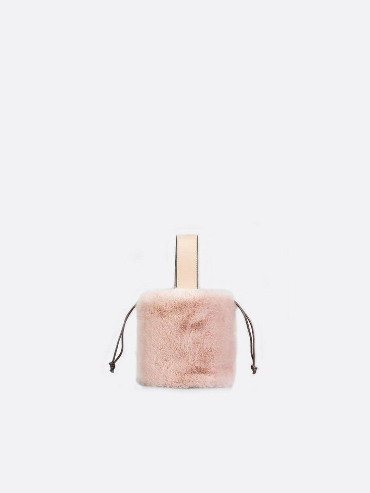 Sac à main avec fausse fourrure rose pâle